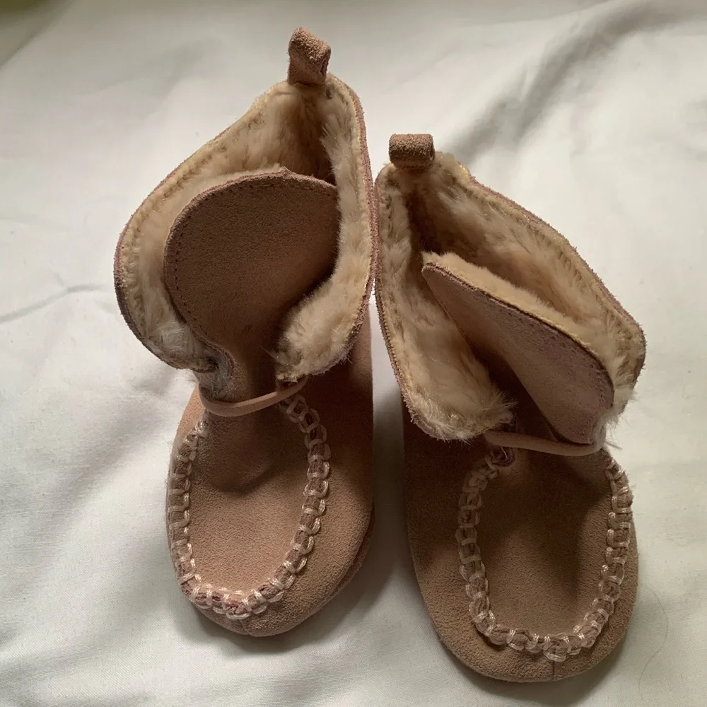Old Navy baby booties size 4 12-18 m - pink with faux fur interior